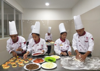 Mahasiswa D-3 Jurusan Perhotelan melaksanakan Pattiseri 1